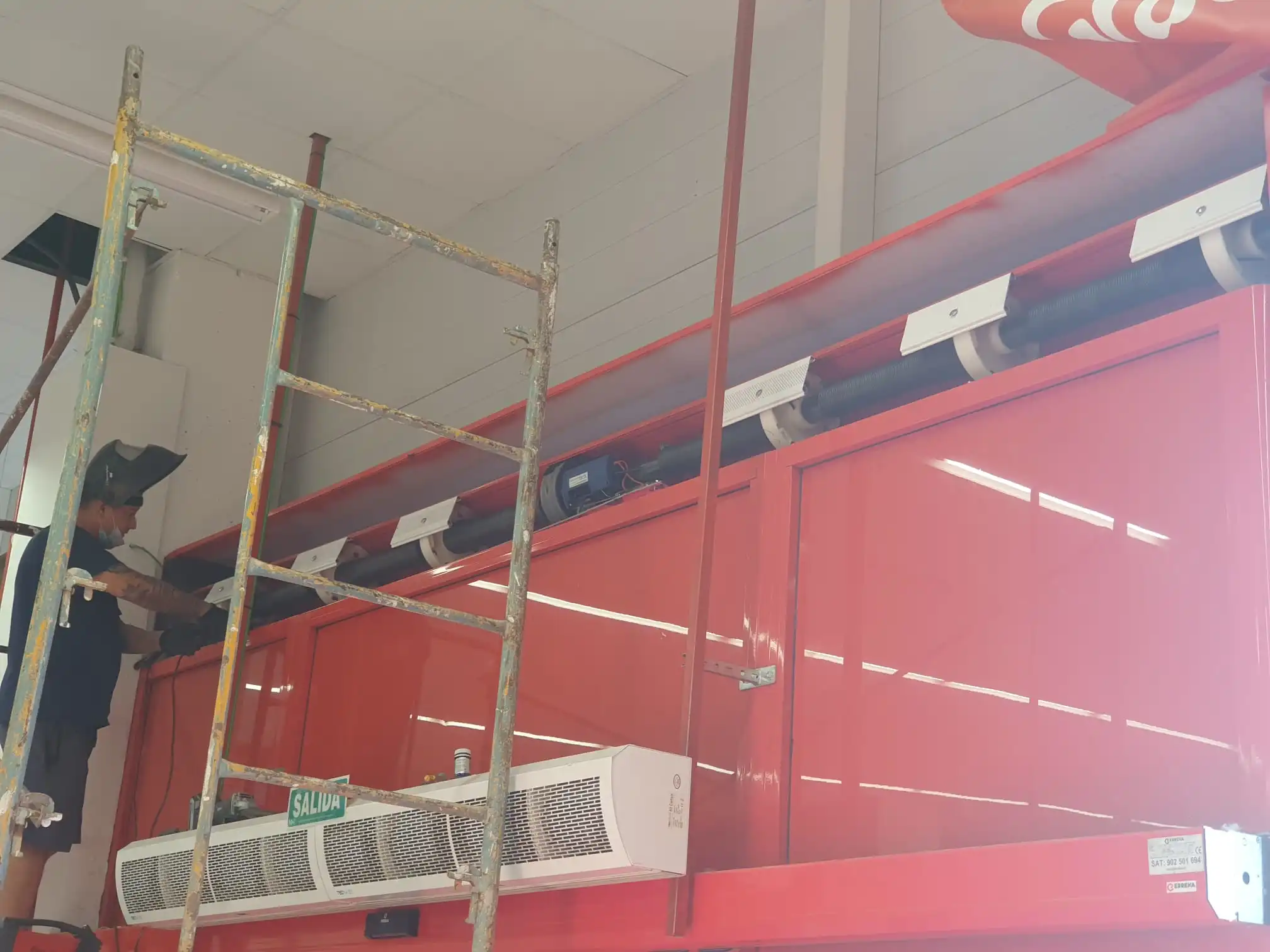 Empresa de reparacion de persianas metalicas en Calpe Motorización de persianas de comercio en Calpe